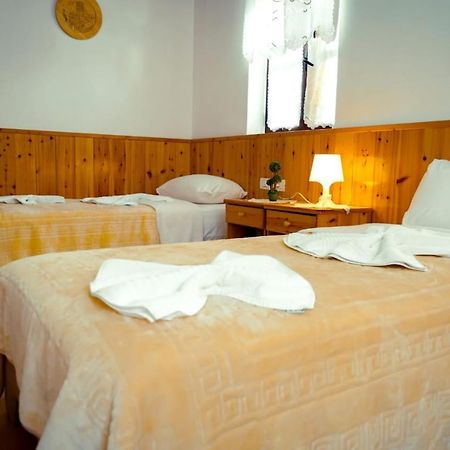 Hotel Domino Gjirokastra Kültér fotó