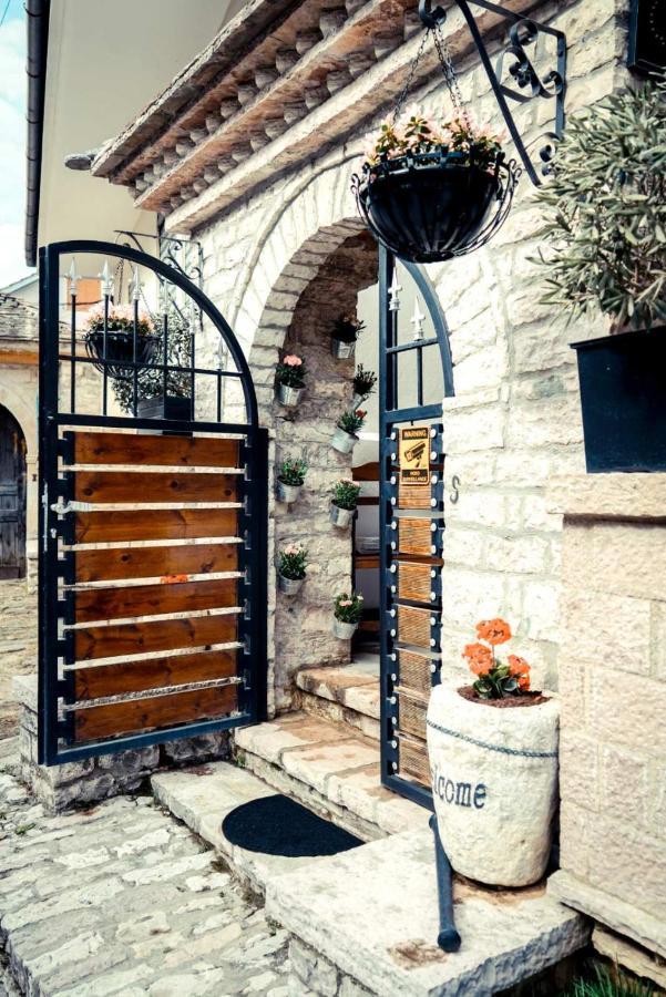 Hotel Domino Gjirokastra Kültér fotó