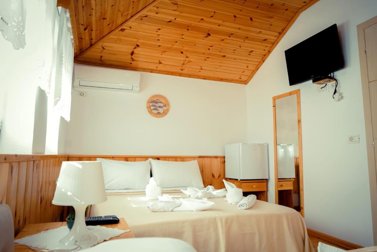 Hotel Domino Gjirokastra Kültér fotó