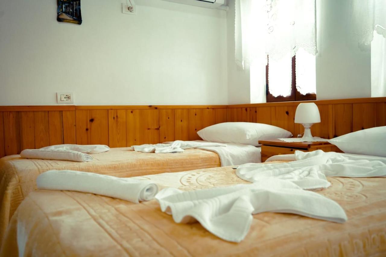 Hotel Domino Gjirokastra Kültér fotó